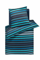 Bettwäsche-Set mit blauen und schwarzen Streifen, bestehend aus einem Kissenbezug und einem Bettdeckenbezug, aus der Vogelperspektive.