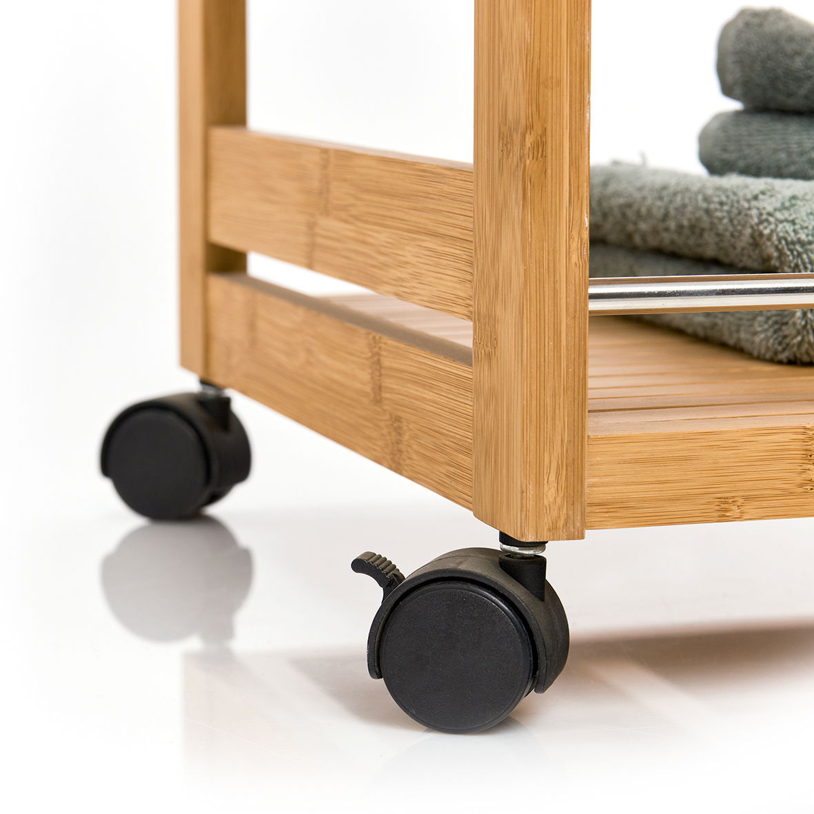 Nahaufnahme eines Rollwagens aus Holz mit schwarzen Rollen, seitliche Perspektive