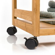 Nahaufnahme eines Rollwagens aus Holz mit schwarzen Rollen, seitliche Perspektive