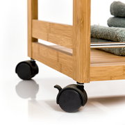 Nahaufnahme eines Rollwagens aus Holz mit schwarzen Rollen, seitliche Perspektive