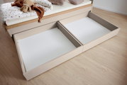 Bettkasten mit zwei offenen Schubladen unter einem Bett, von oben fotografiert.