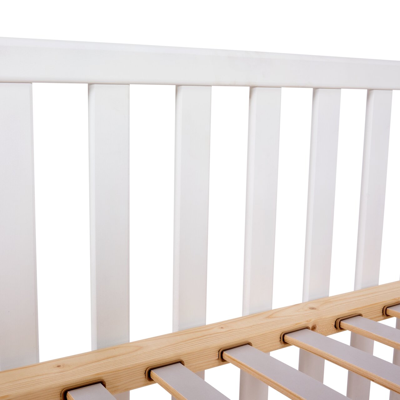 Close-up van een wit babybedje met houten lattenbodem, gezien vanaf de zijkant