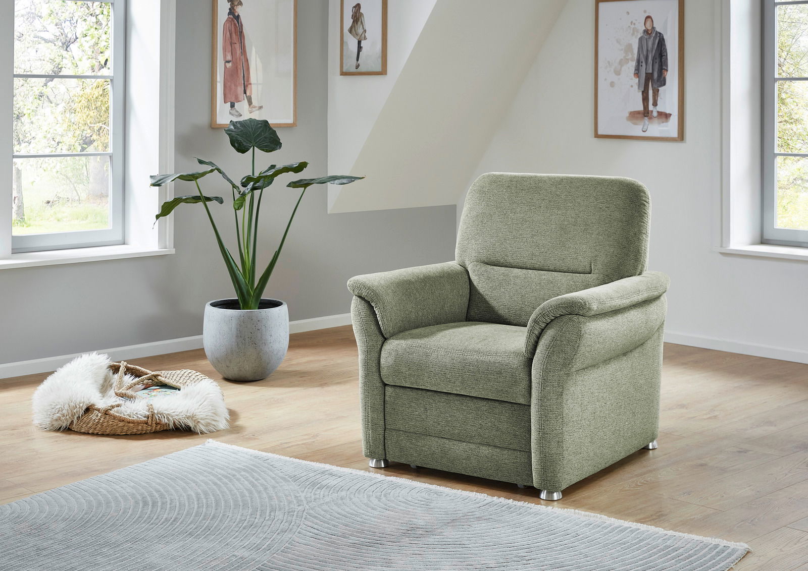 Grüner Sessel in einem modernen Wohnzimmer, seitliche Perspektive