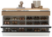 Frontansicht eines XXL-Hängeschuhschranks mit mehreren Fächern, gefüllt mit verschiedenen Schuhen, und dekorativen Objekten auf der Oberseite.