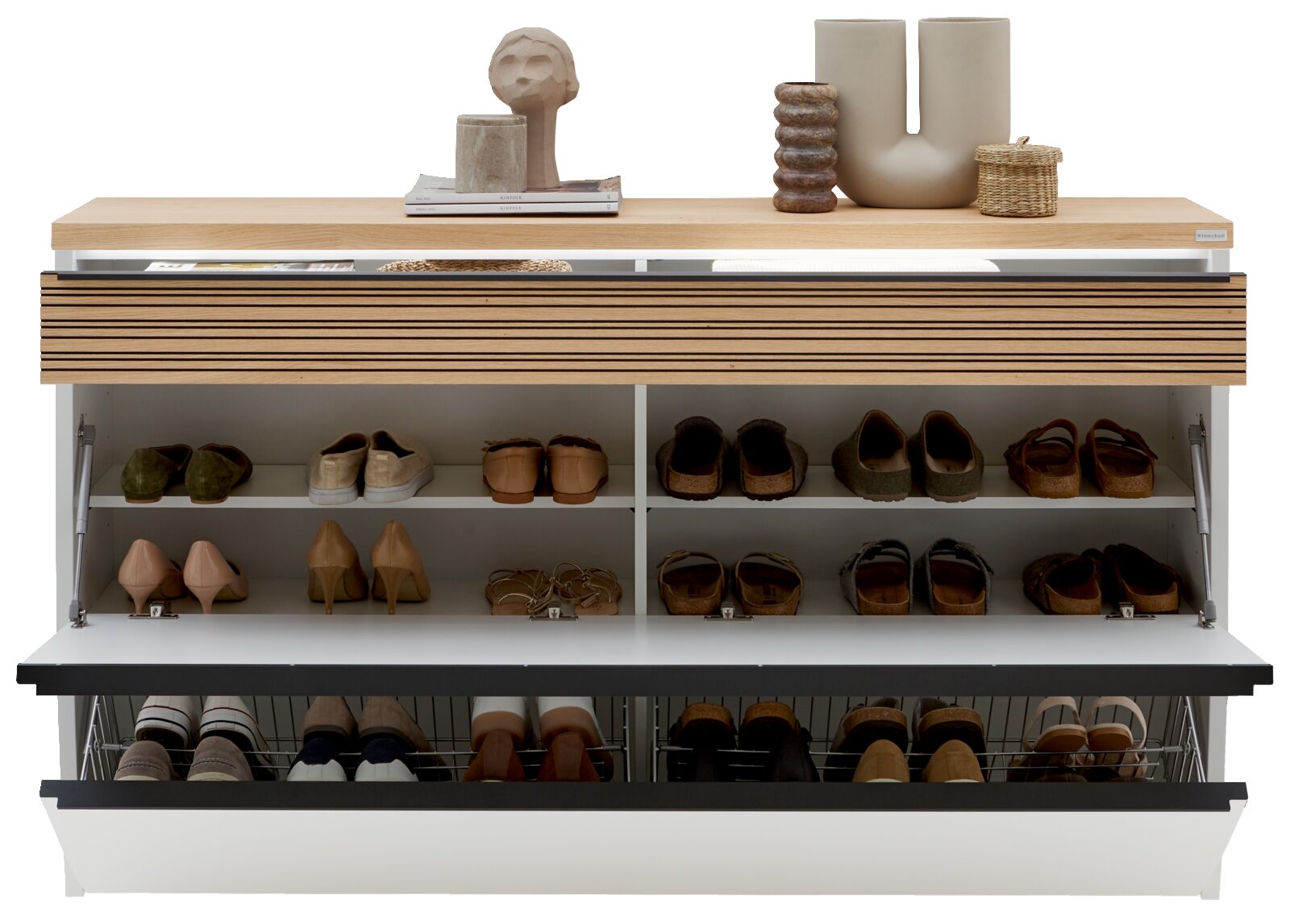 Frontansicht eines XXL-Hängeschuhschranks mit mehreren Fächern, gefüllt mit verschiedenen Schuhen, und dekorativen Objekten auf der Oberseite.
