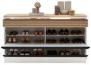 Frontansicht eines XXL-Hängeschuhschranks mit mehreren Fächern, gefüllt mit verschiedenen Schuhen, und dekorativen Objekten auf der Oberseite.