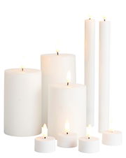 Verschiedene weiße LED-Kerzen in unterschiedlichen Größen, frontal betrachtet, mit warmem Lichtschein.