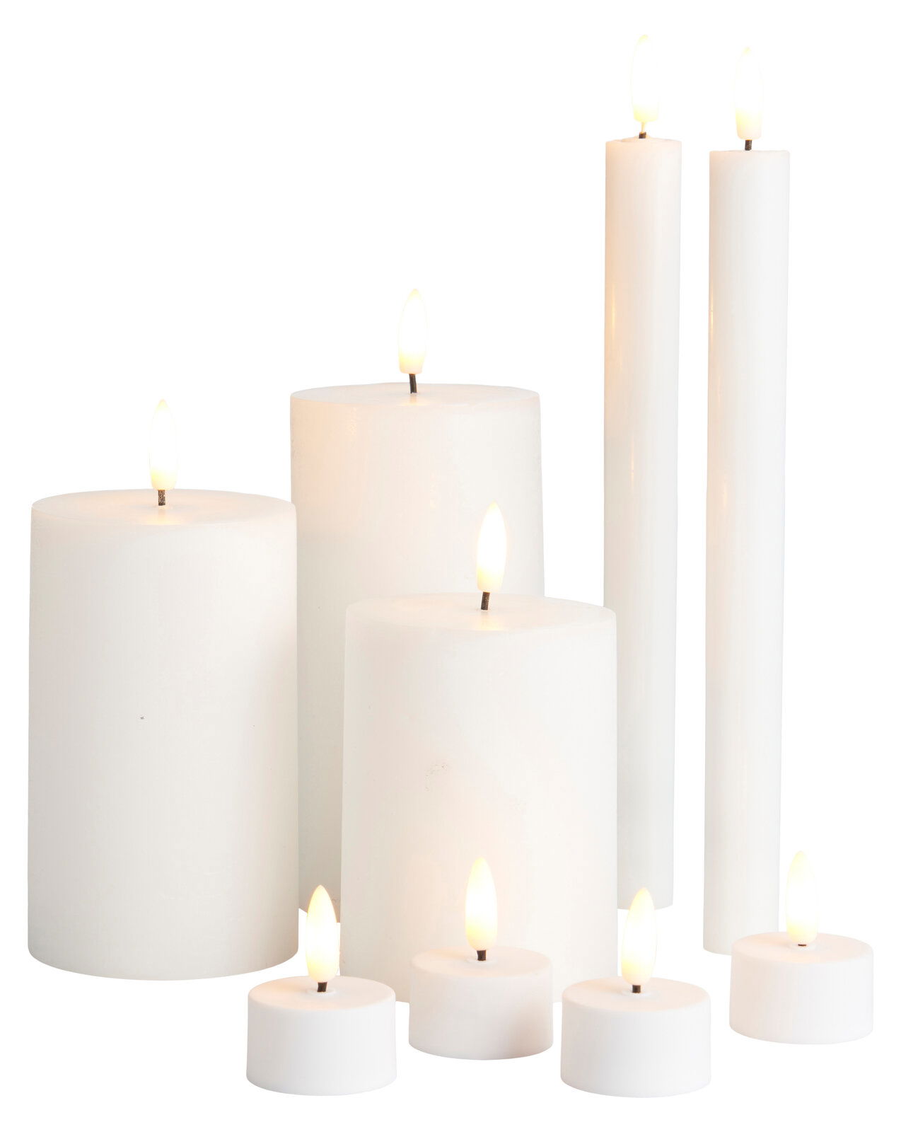 Verschiedene weiße LED-Kerzen in unterschiedlichen Größen, frontal betrachtet, mit warmem Lichtschein.