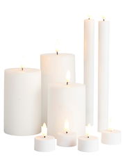 Verschiedene weiße LED-Kerzen in unterschiedlichen Größen, frontal betrachtet, mit warmem Lichtschein.