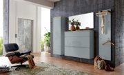 Modernes Flur-Set mit wandhängender Kommode und Hochschrank in grauer Hochglanzoptik mit Holzablage, großem Spiegel und Garderobenpaneel mit Haken und Ablage, frontal aus leicht seitlicher Perspektive im Wohnraum inszeniert