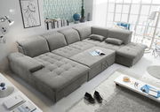 Graues, modernes U-förmiges Sofa in einem hellen Wohnzimmer, seitliche Perspektive.