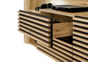 Modernes TV-Lowboard aus massivem Holz mit schwarzen Akzenten und Lamellenfront, Schublade leicht geöffnet; Ansicht schräg von vorn/oben.