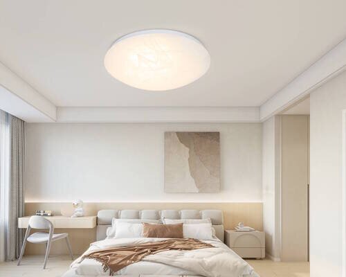 Moderne LED-Deckenleuchte in einem stilvollen Schlafzimmer, von unten betrachtet.