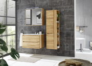 Moderner Hochschrank aus Holz in einem stilvollen Badezimmer, seitliche Perspektive.