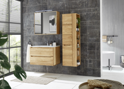 Moderner Hochschrank aus Holz in einem stilvollen Badezimmer, seitliche Perspektive.