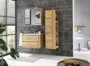 Moderner Hochschrank aus Holz in einem stilvollen Badezimmer, seitliche Perspektive.