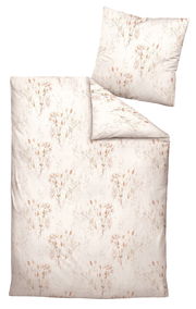 Bettwäsche-Set Janine CARMEN mit floralem Muster in sanften Farben, bestehend aus einem Kissenbezug und einem Bettdeckenbezug, aus der Vogelperspektive.