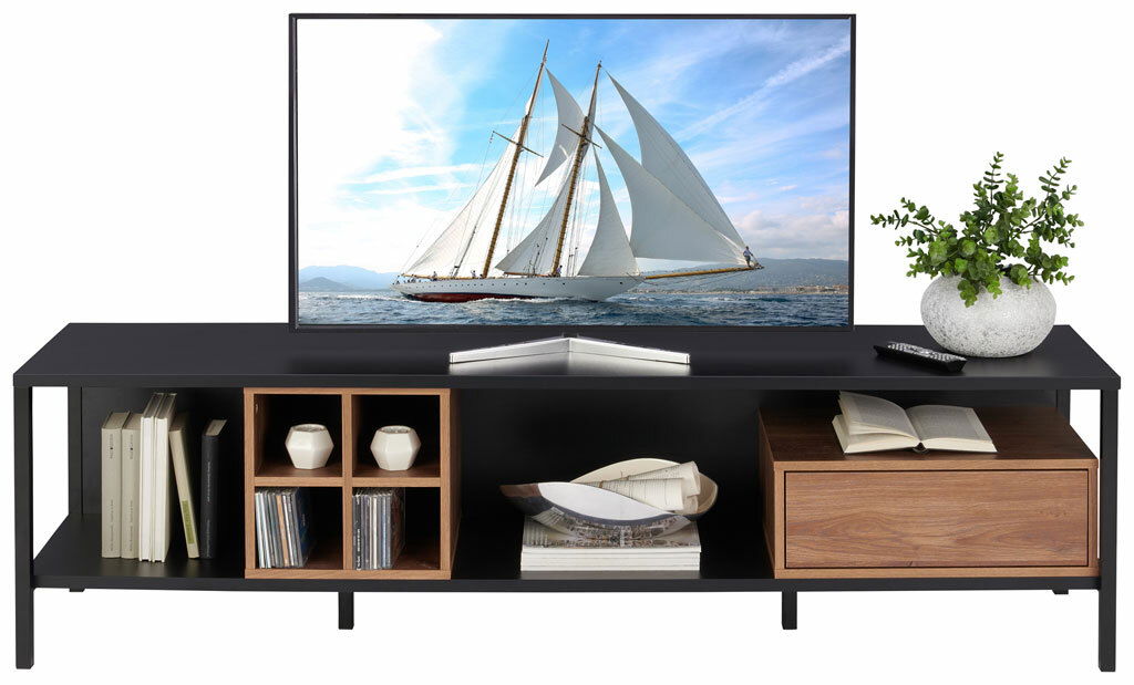 Modernes TV-Lowboard in schwarzem Design mit offenen Regalfächern, dekoriert mit Büchern, Pflanzen und einer Fernbedienung, aus frontaler Perspektive.