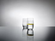 Zwei elegante 380ml Becher mit romantischem Muster, gefüllt mit Wasser und einer Zitronenscheibe, auf einer reflektierenden Oberfläche aus seitlicher Perspektive.