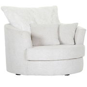 Gemütlicher, runder Sessel in hellem Stoff mit zwei passenden Kissen, Vorderansicht.