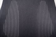 Nahaufnahme der Rückenlehne eines Drehstuhls mit grauem, gitterartigem Stoffmuster, von vorne betrachtet.