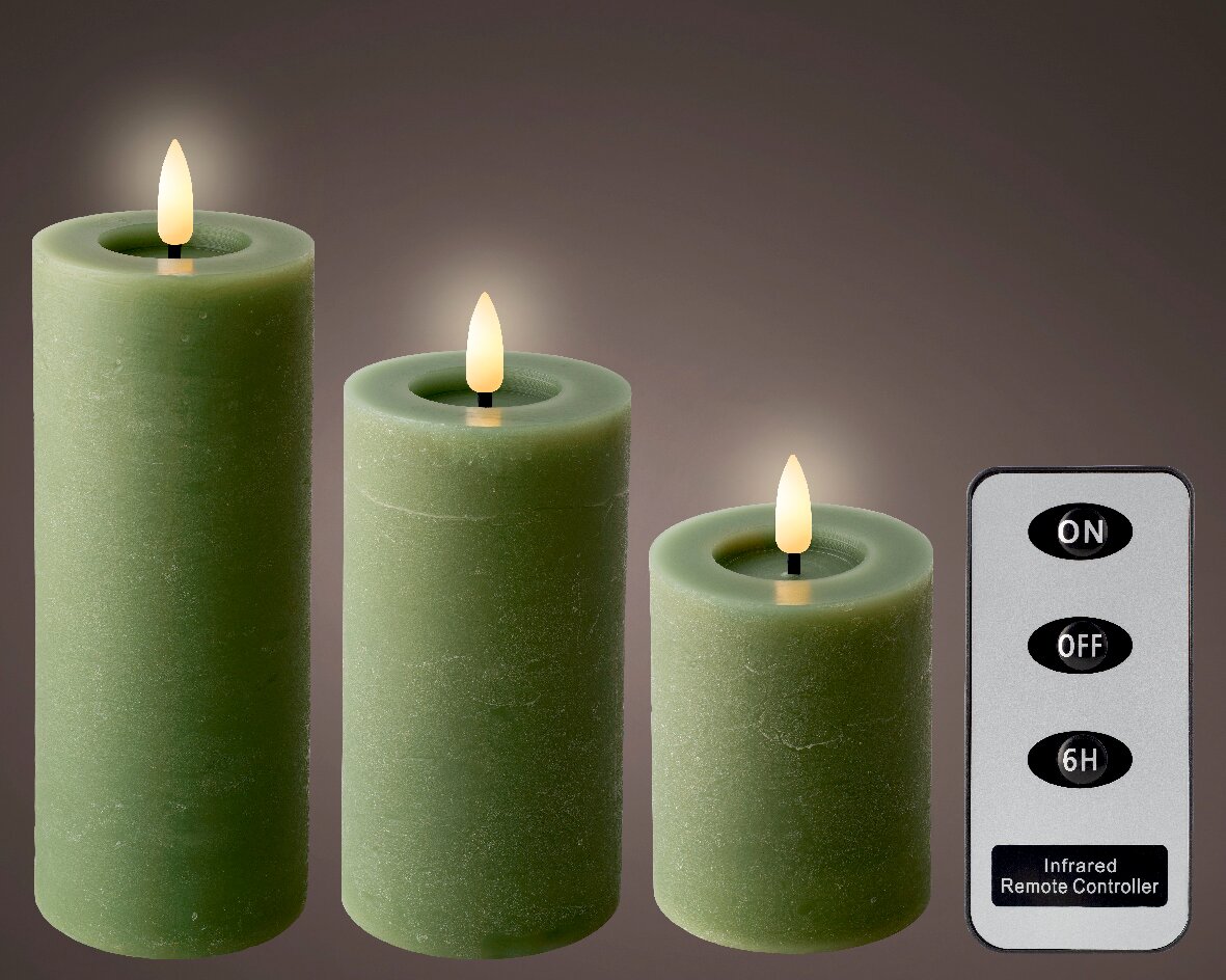 Drei grüne LED-Kerzen aus Wachs in verschiedenen Größen mit flackernder Flamme, begleitet von einer Fernbedienung. Frontalansicht.
