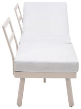 Frontale Ansicht einer Lounge-Kombination mit hellgrauen Polstern und beigen Metallrahmen.