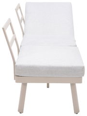 Frontale Ansicht einer Lounge-Kombination mit hellgrauen Polstern und beigen Metallrahmen.