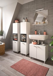 Moderne Badkombination mit zwei hohen weißen Schränken, einem Waschbecken mit Unterschrank und einem Spiegel, seitliche Perspektive.