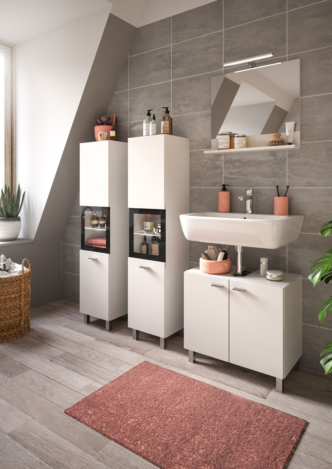 Moderne Badkombination mit zwei hohen weißen Schränken, einem Waschbecken mit Unterschrank und einem Spiegel, seitliche Perspektive.