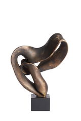 Abstrakte Skulptur aus bronzefarbenem Material mit geschwungenen Formen auf einem schwarzen Sockel, seitliche Perspektive