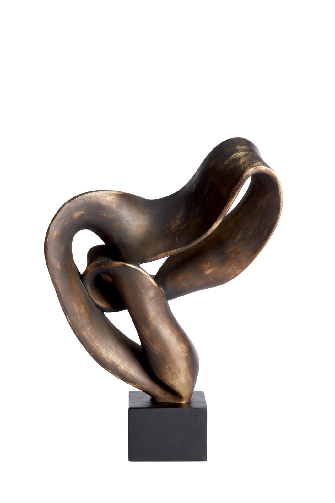 Abstracte sculptuur van bronskleurig materiaal met gebogen vormen op een zwarte sokkel, zijaanzicht