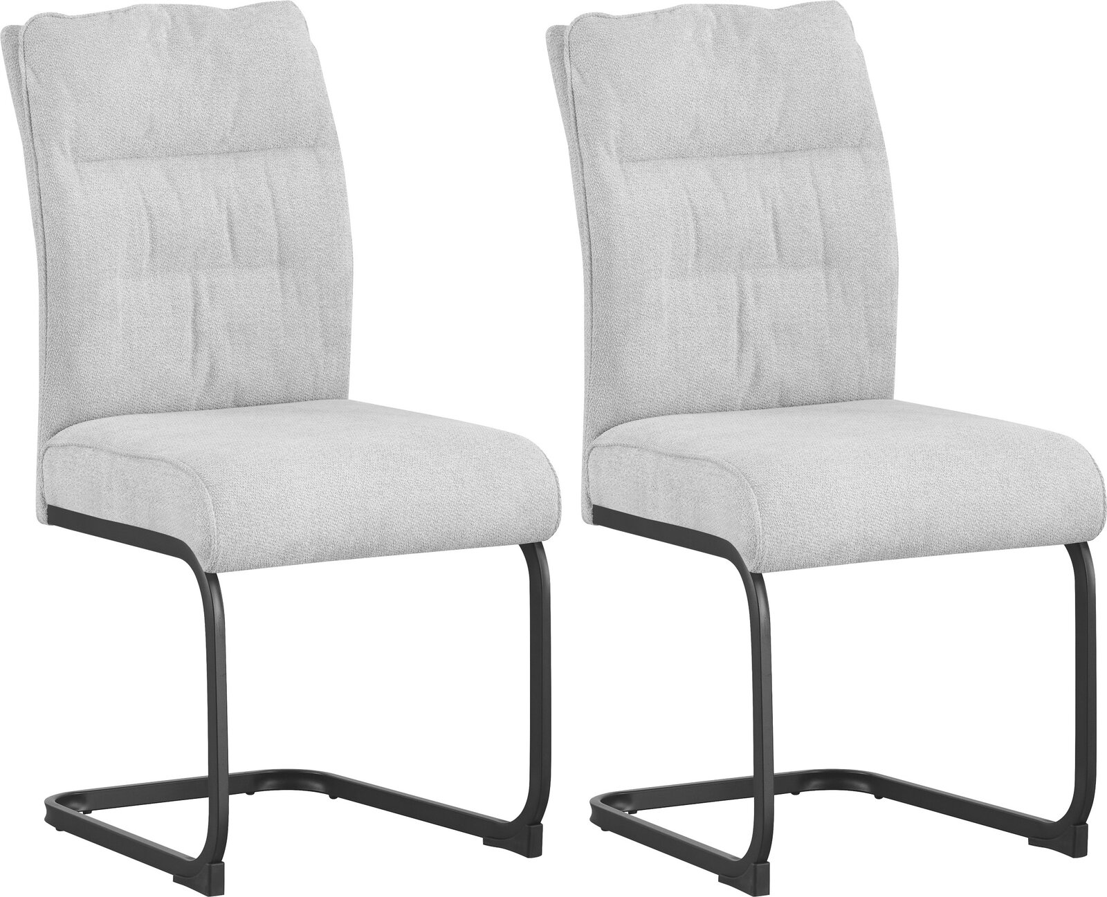 Zwei gepolsterte Esszimmerstühle in Beige mit schwarzem Freischwinger-Metallgestell, schräg von vorne in leichter Seitenansicht auf weißem Hintergrund