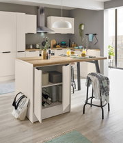 Moderne witte keuken met kookeiland en houten werkblad, open onderkastdeuren met opbergruimte en wijnrek, barkrukken en een gedekte ontbijttafel; perspectief: frontaal, licht zijdelings aanzicht op ooghoogte.