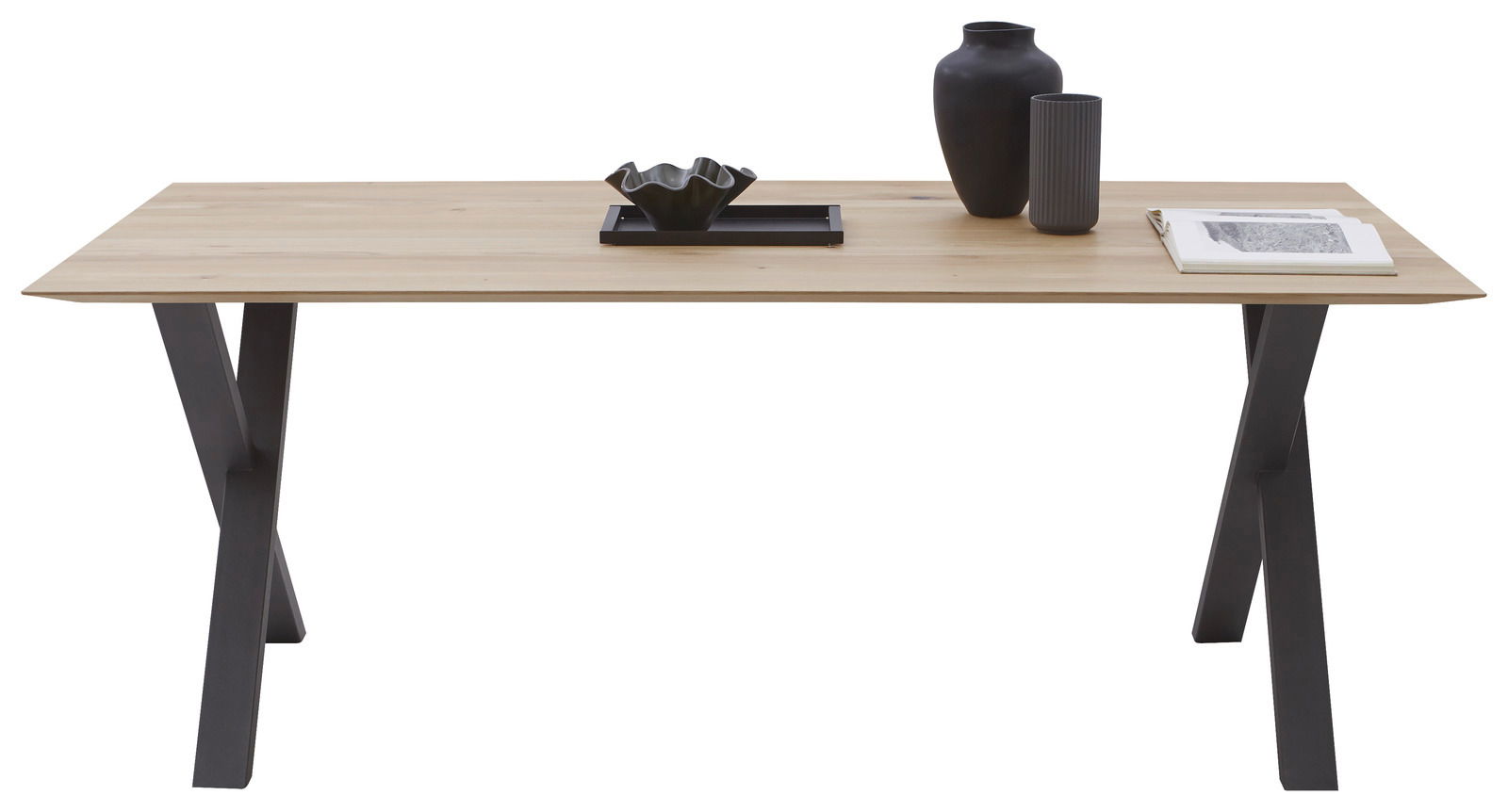 Moderner Esstisch aus Holz mit schwarzem Metallgestell, dekoriert mit Vasen und Büchern, frontal betrachtet.