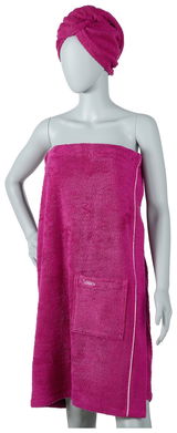 Mannequin in einem fuchsiafarbenen Wellness-Set mit Handtuch und Turban, Vorderansicht