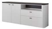 Modernes Sideboard mit zwei Türen, zwei Schubladen und offenem Fach, Ansicht von vorne.