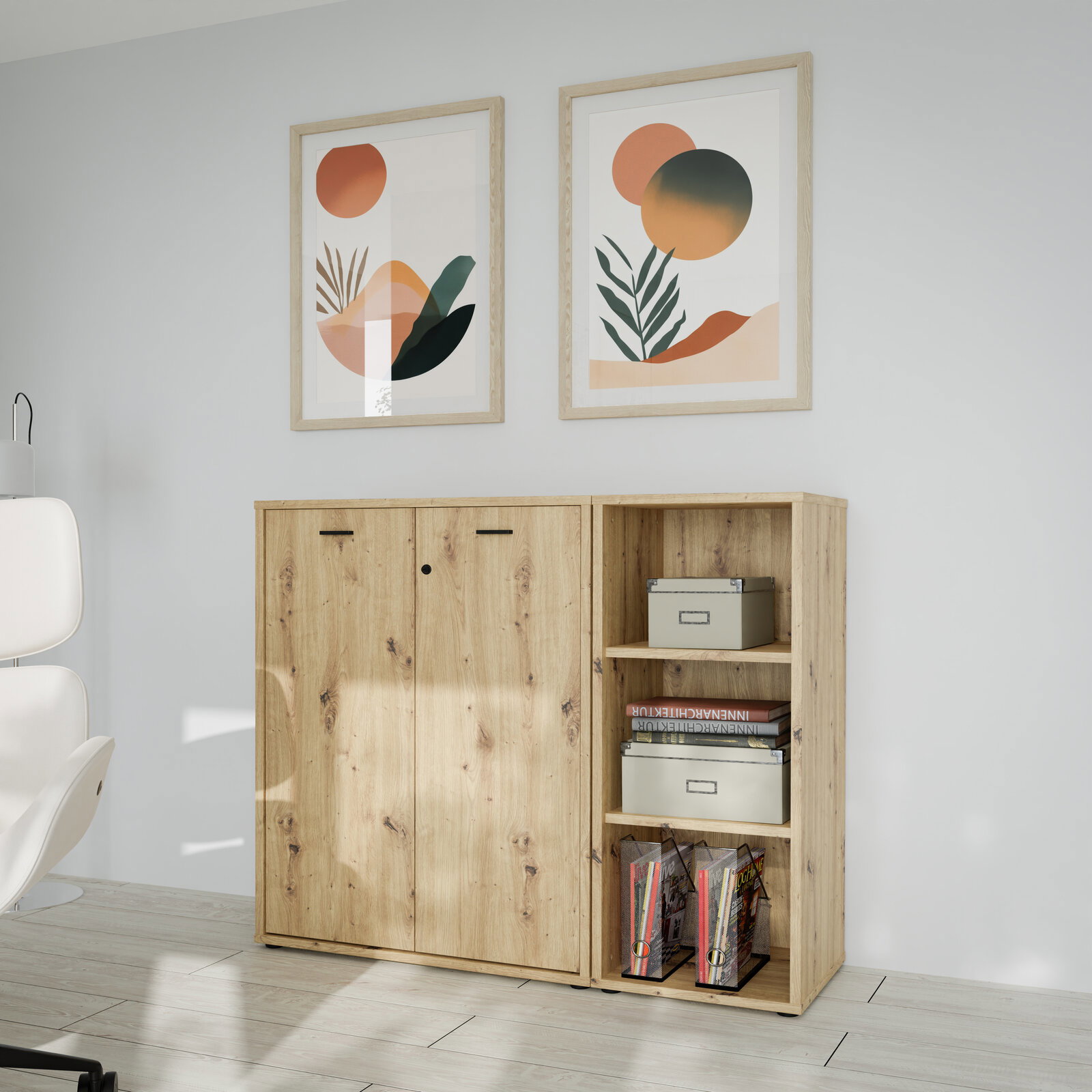 Holzschrank-Set mit zwei Türen und integriertem Schloss, daneben ein offenes Regal mit Ablagefächern, aus der Perspektive eines hellen, modernen Raumes mit dekorativen Wandbildern.