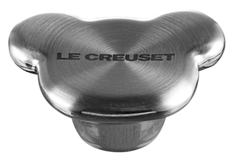 Deckelknauf in Bärenform aus Edelstahl mit der Aufschrift 'Le Creuset', Ansicht von oben.