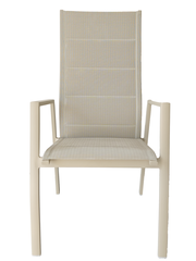 Moderner Gartensessel aus beigem Material, frontal fotografiert