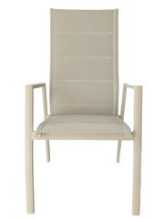 Moderner Gartensessel aus beigem Material, frontal fotografiert