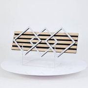 Moderne LED-Deckenleuchte mit geometrischem Design, seitliche Perspektive