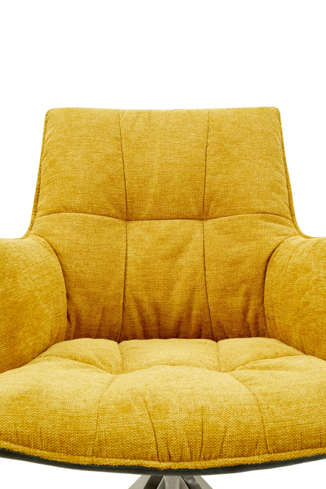 Gelber Sessel mit gepolstertem Sitz und Rückenlehne, Frontalansicht