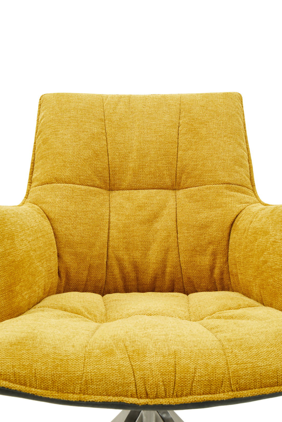 Gelber Sessel mit gepolstertem Sitz und Rückenlehne, Frontalansicht