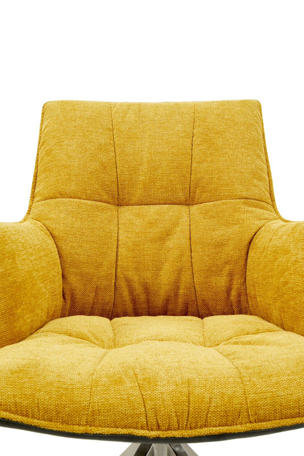 Gelber Sessel mit gepolstertem Sitz und Rückenlehne, Frontalansicht