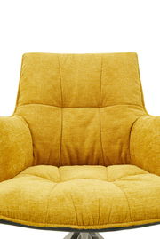 Gelber Sessel mit gepolstertem Sitz und Rückenlehne, Frontalansicht