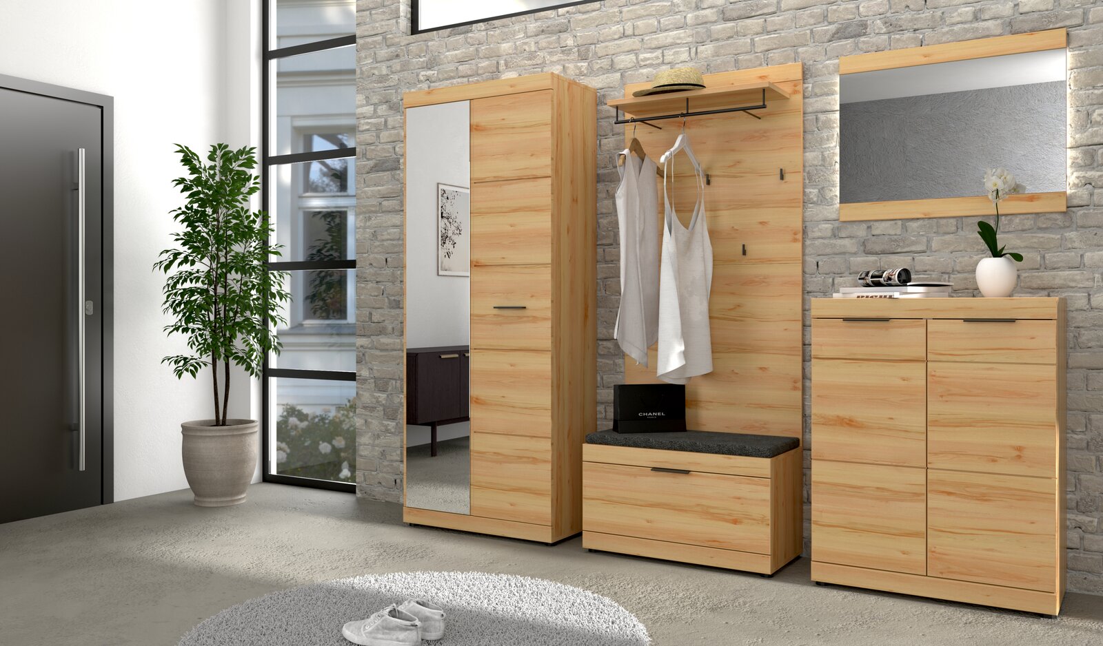Moderne Garderobenmöbel im Flur aus hellem Holzdekor: Kleiderschrank mit Spiegeltür, Garderobenpaneel mit Hutablage und Haken sowie Sitzbank und Kommode unter Wandspiegel, gezeigt in frontaler Perspektive.
