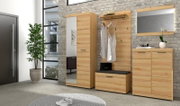 Moderne Garderobenmöbel im Flur aus hellem Holzdekor: Kleiderschrank mit Spiegeltür, Garderobenpaneel mit Hutablage und Haken sowie Sitzbank und Kommode unter Wandspiegel, gezeigt in frontaler Perspektive.