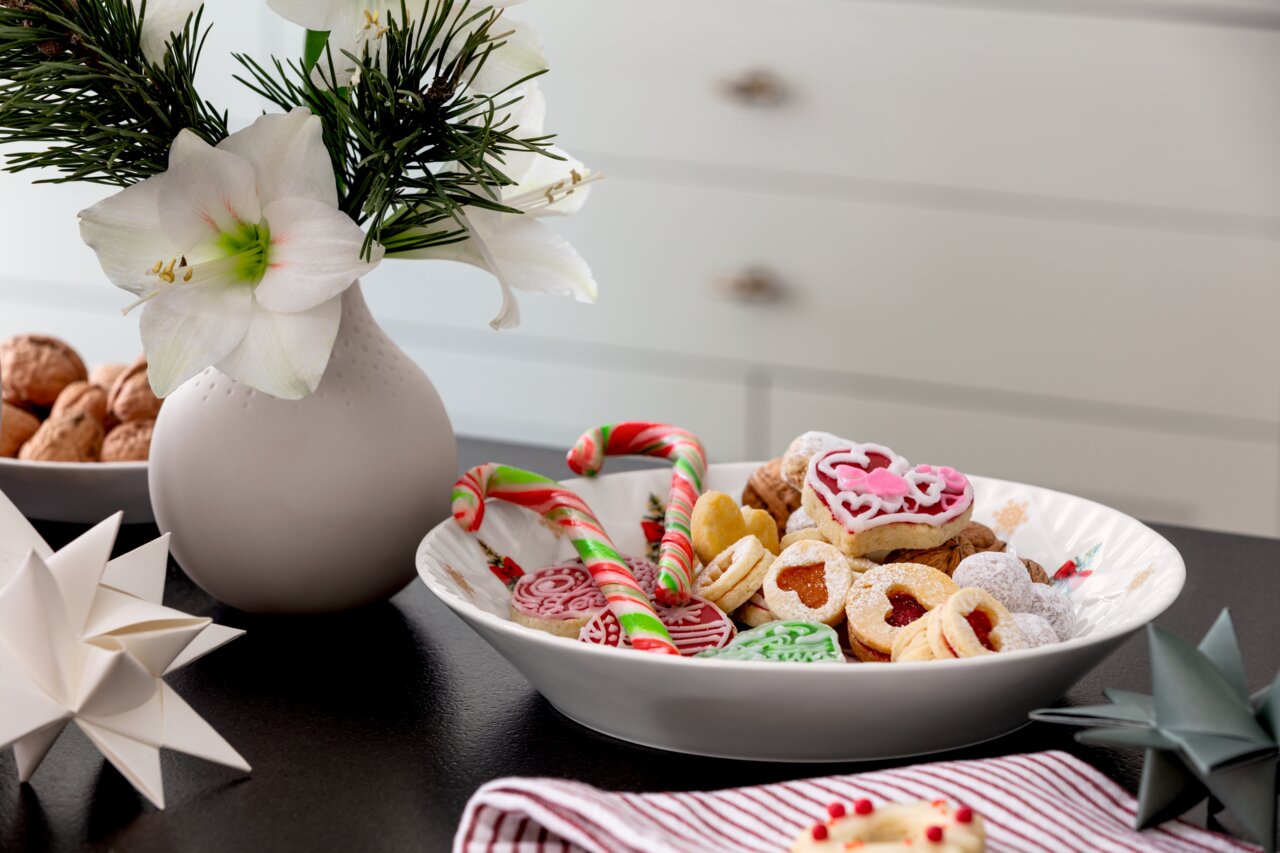 Große Schale mit weihnachtlichen Keksen und Zuckerstangen, seitliche Perspektive