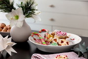 Große Schale mit weihnachtlichen Keksen und Zuckerstangen, seitliche Perspektive